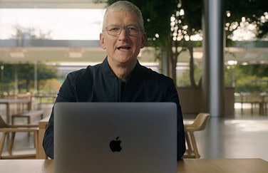 Tim Cook met M1 MacBook
