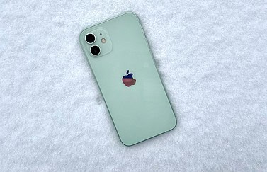 iPhone 12 in sneeuw tijdens de winter.