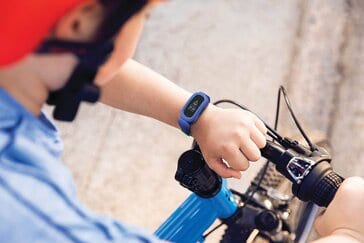 Fitbit Ace 3 kind op de fiets