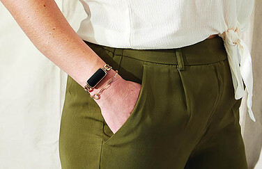 Fitbit Luxe vrouw met armbandje