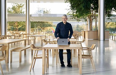 Tim Cook in Apple Park-kantine