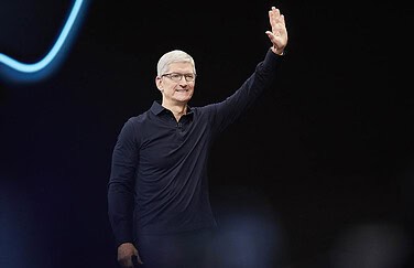 Tim Cook blij zwaaiend