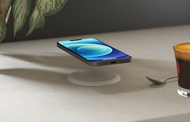 Zens Built-in Wireless Charger met iPhone 12.