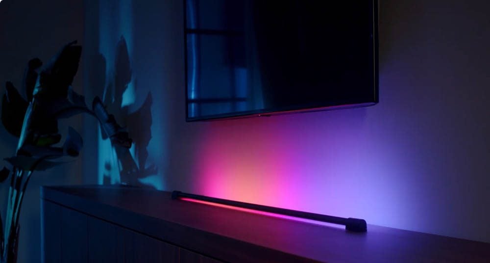 Philips Hue Play Gradient Light Tube onder een tv