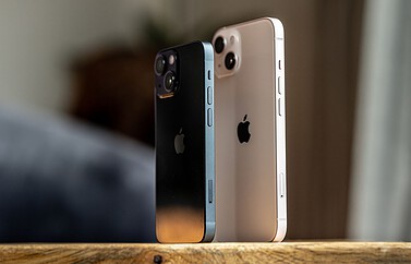 Review: iPhone 13 en iPhone 13 mini staand.