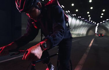 Man met fiets en Apple Watch Series 7