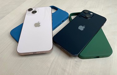 iPhone 13 met gekleurde hoesjes.