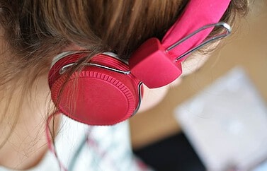 Vrouw met T-Mobile-roze hoofdtelefoon