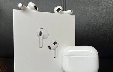 AirPods 3 met doosje en verpakking.