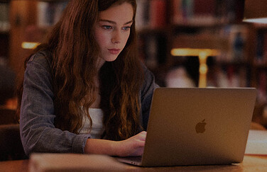 Vrouw met MacBook