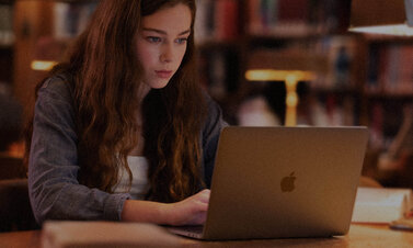 Vrouw met MacBook