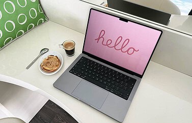 MacBook Pro 2021 met Hello-screensaver