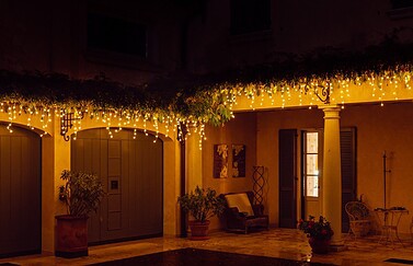 Twinkly HomeKit kerstverlichting ijspegels aan een gevel.