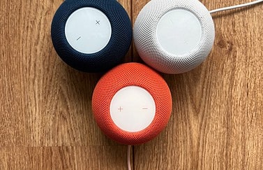 HomePod mini review in meerdere kleuren.