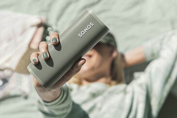 Sonos Roam Olive in hand