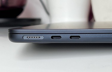 MacBook Air 2022 review close-up poorten