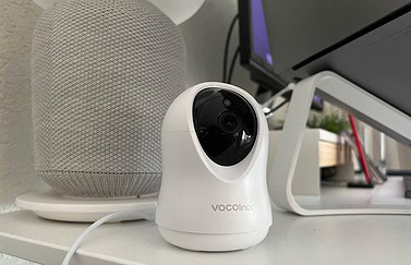 VOCOlinc Opto Smart Indoor Camera VC1 op bureau