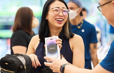 Vrouw koopt nieuwe iPhone in Apple Store