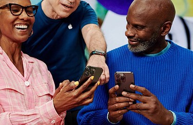Twee mensen in een Apple Store met een iPhone 13 Pro