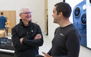 Tim Cook in Apple Store Berlijn