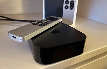 Apple TV 4K 2022 review met doos en remote