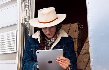 Vrouw met iPad in de sneeuw