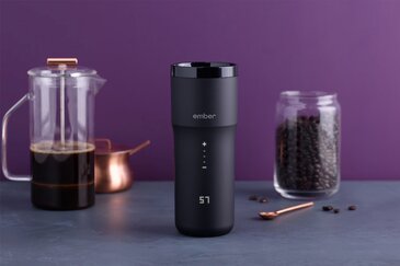 Ember Travel Mug met koffie