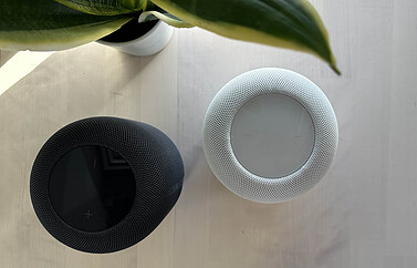 HomePod 2023 review: wit en middernacht van bovenaf