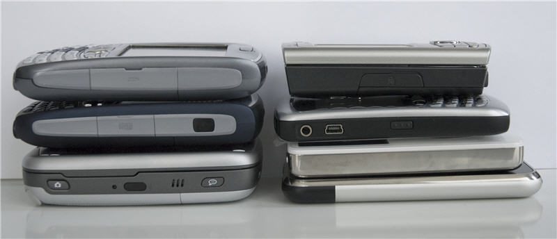 Van boven naar beneden en van links naar rechts: Palm Treo 680, Palm Treo 750, Qtek 9100/MDA Vario, Nokia N73, Blackberry Curve, <a href="https://www.iculture.nl/uitleg/apple/" class="ic_autolink">Apple</a> iPod Video, Apple iPhone’ /></a></p>
<p>Een belangrijk kenmerk van het grote scherm is natuurlijk dat het aanraakgevoelig is, of beter gezegd: <em>multitouch</em>. Dat heeft een heel groot nadeel: het scherm wordt erg snel vies. Het meegeleverde poetsdoekje heeft inmiddels een vast plekje naast de iPhone gekregen. Overigens heb je bij normaal gebruik nauwelijks last van eventuele vingerafdrukken. Deze zijn vooral storend als de iPhone is uitgeschakeld. Ook hebben we geen verminderde schermreactie kunnen merken als deze helemaal onder vette vingerafdrukken zit.</p>
<p><a href=