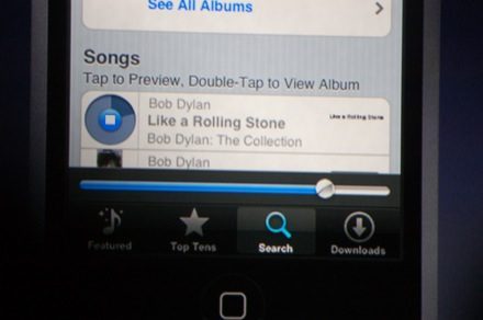 In de iTunes Wi-Fi Music Store is het met een druk op de knop mogelijk om previews te luisteren of complete albums te kopen.