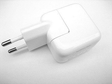 iPhone 3G review: stroomadapter