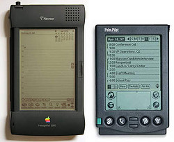 Apple Newton links, PalmOS rechts