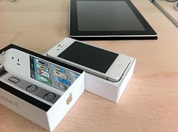 Witte iPhone 4 naast een iPad