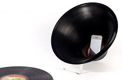 Omgevormde plaat maakt iPhone speaker