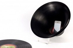 Omgevormde plaat maakt iPhone speaker