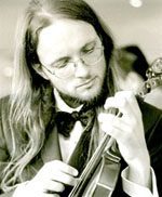 Saurik spelend op zijn viool