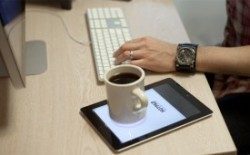 Gebruik je iPad om je kop koffie warm te houden (humor)