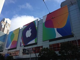 WWDC Apple Banners Buiten