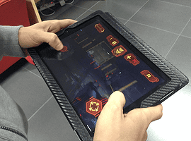 GU MA Neon Shadow iPad vasthouden tijdens spelen