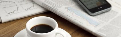 Krant met kop koffie en iPhonw