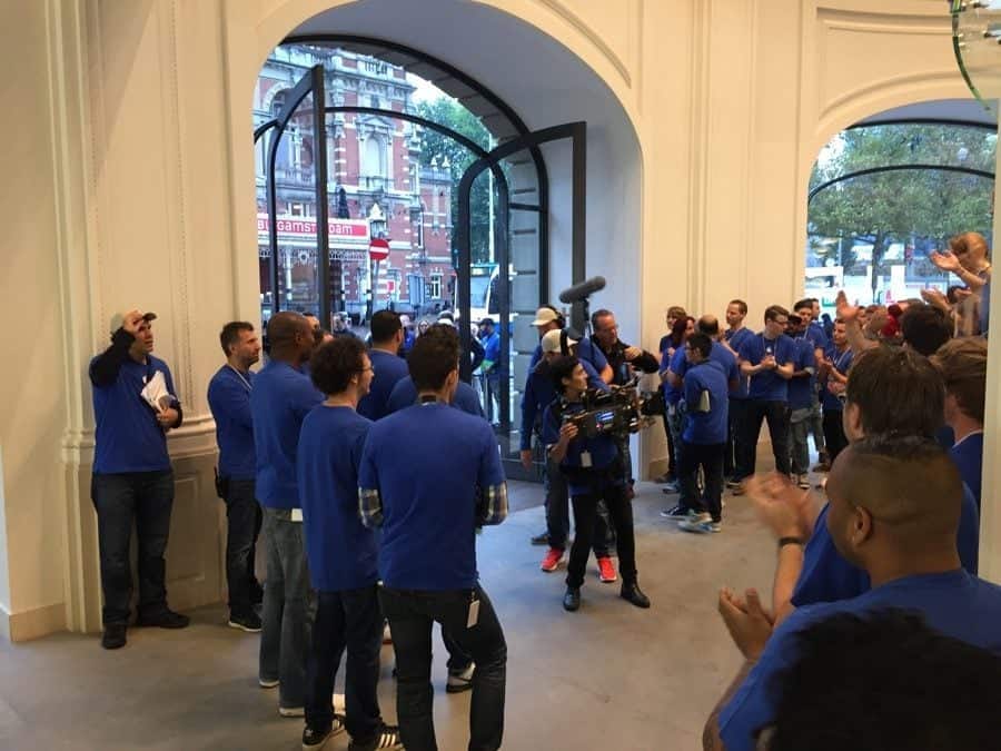 Apple Store Amsterdam blijft klappen 8.12 uur