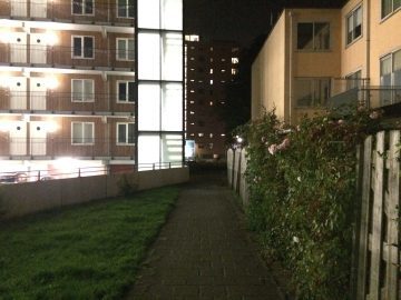 iPhone 5s steegje verlicht in stad