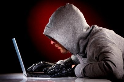 Hacker met zonnebril en laptop