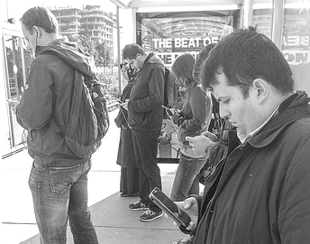 Mensen bij bushalte kijken op smartphone