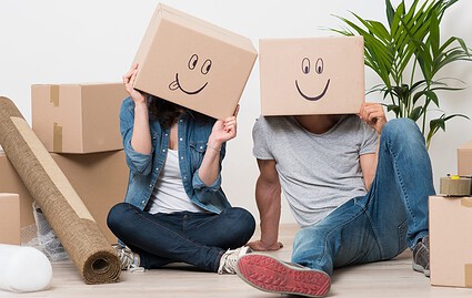 Happy Unboxing Couple (c) Shutterstock