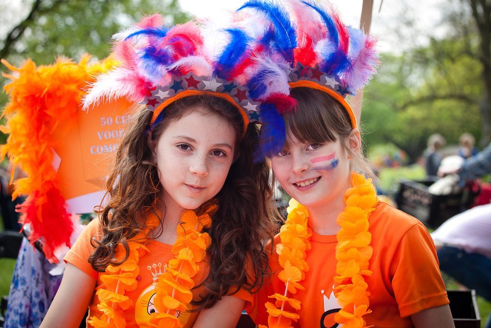 Kinderen tijdens Koningsdag, foto via Shutterstock (shutterstock_190044260).