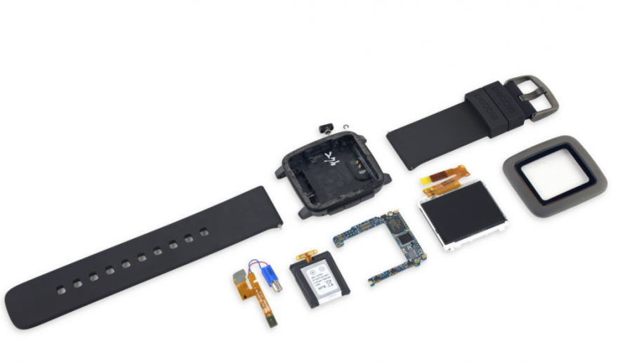 De Pebble Time, uit elkaar gehaald door iFixit