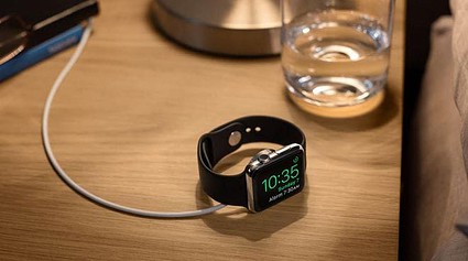 Apple Watch op nachtkastje.