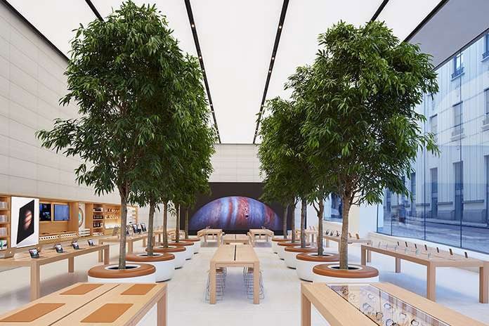 Apple Store Brussel, kijkje in de winkel met bomen