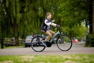 Fietser die gebruikmaakt van zijn smartphone.